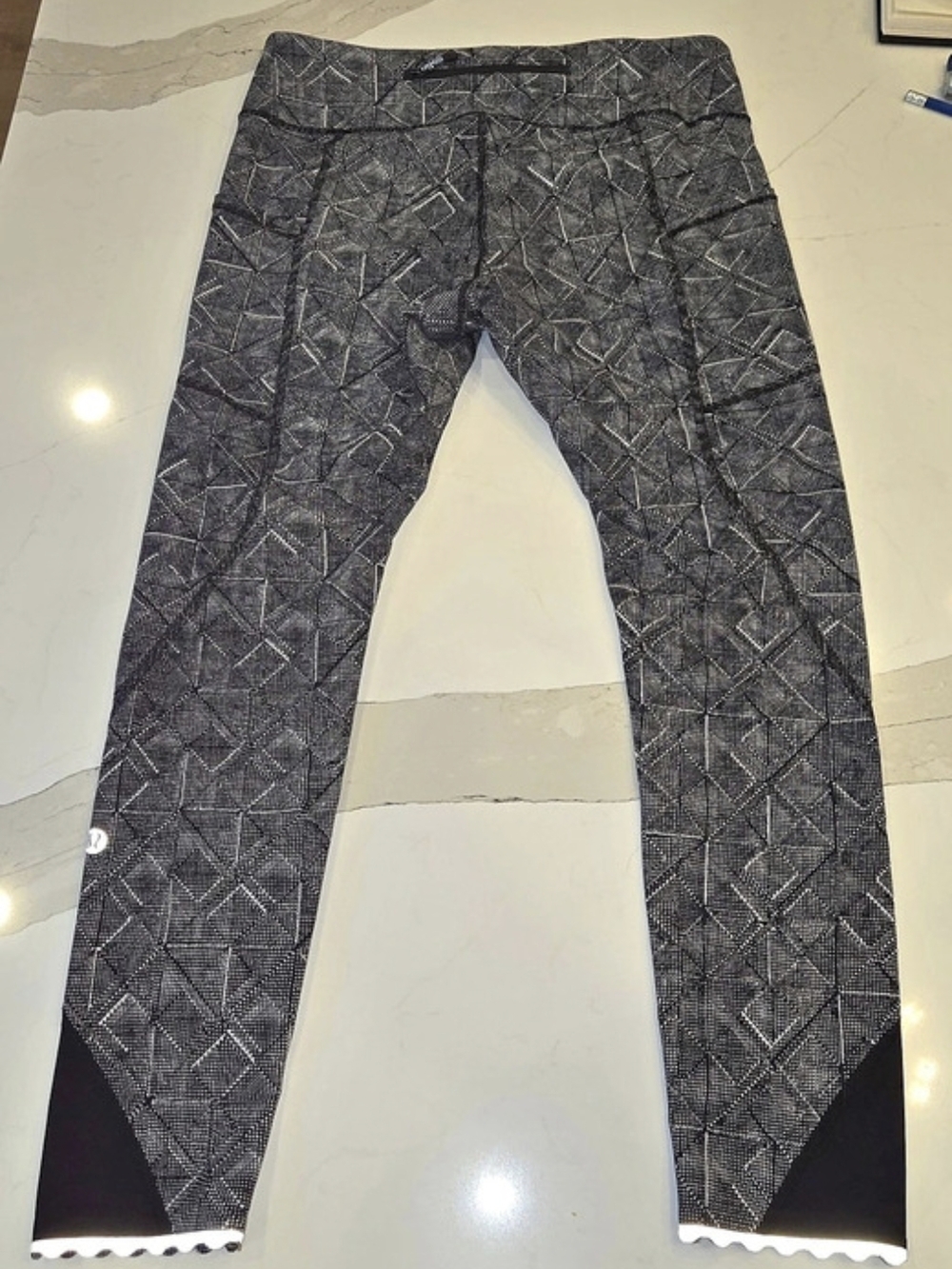 Lululemon Tight Stuff II Tight 25" *Scalloped Hem Black & White